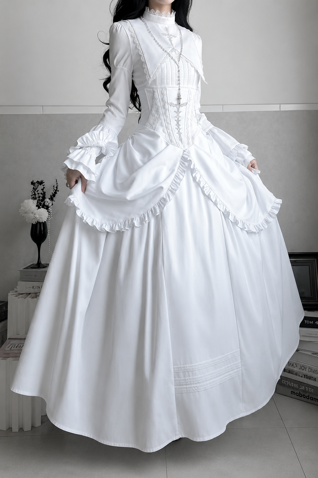 [Termine prenotazione 30 maggio] Abito gothic lolita bianco e nero con maniche svasate + sopragonna a corsetto rialzabile con croci + set completo