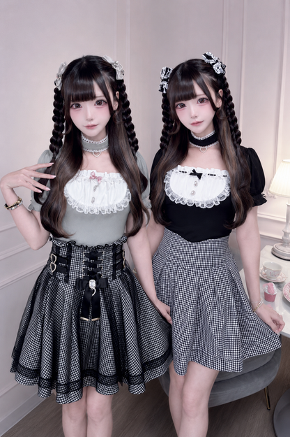 【6月28日予約締切】ブラック/ライトグレースクエアネックラインストーンパフスリーブレースリボントップス（チョーカー付き）