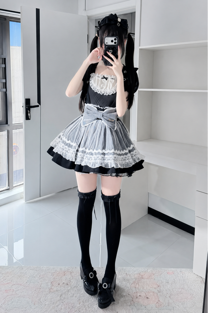 【6月28日予約締切】ブラック/ライトグレースクエアネックラインストーンパフスリーブレースリボントップス（チョーカー付き）