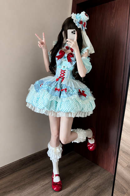 【7月10日予約締切】ミントブルー×レッドリボンアイドルロリータフリルショルダーパフスリーブトップス＋ティアードスカートドレスセットアップ（フェイクカラー付き）