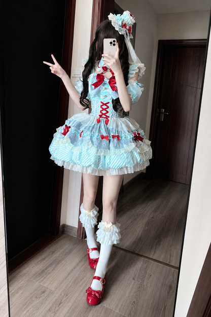 【7月10日予約締切】ミントブルー×レッドリボンアイドルロリータフリルショルダーパフスリーブトップス＋ティアードスカートドレスセットアップ（フェイクカラー付き）