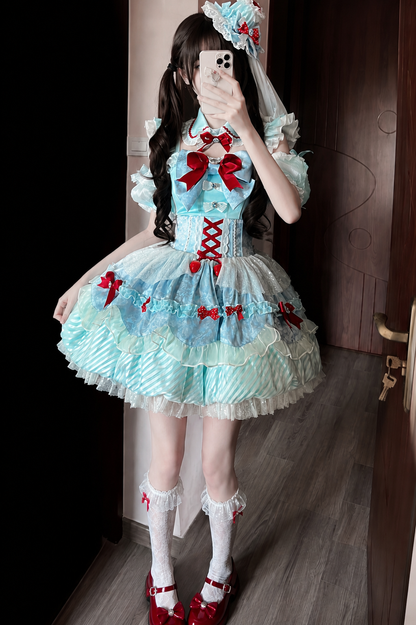 【7月10日予約締切】ミントブルー×レッドリボンアイドルロリータフリルショルダーパフスリーブトップス＋ティアードスカートドレスセットアップ（フェイクカラー付き）