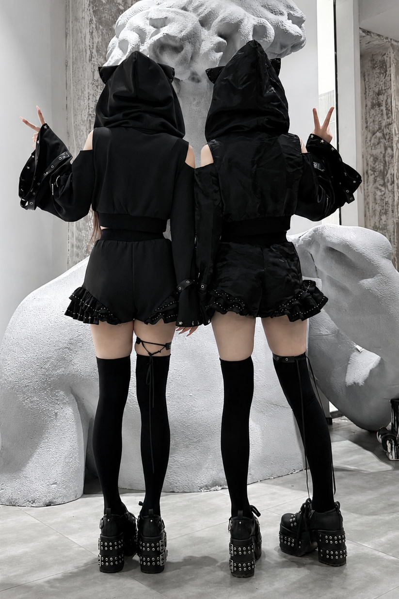 [Vorbestellungsartikel] Glänzende und mattschwarze Gothic-Cyber-Katzenohren-Kapuzenjacke mit freien Schultern und Reißverschluss+kurze Hose mit Beinringen im Set