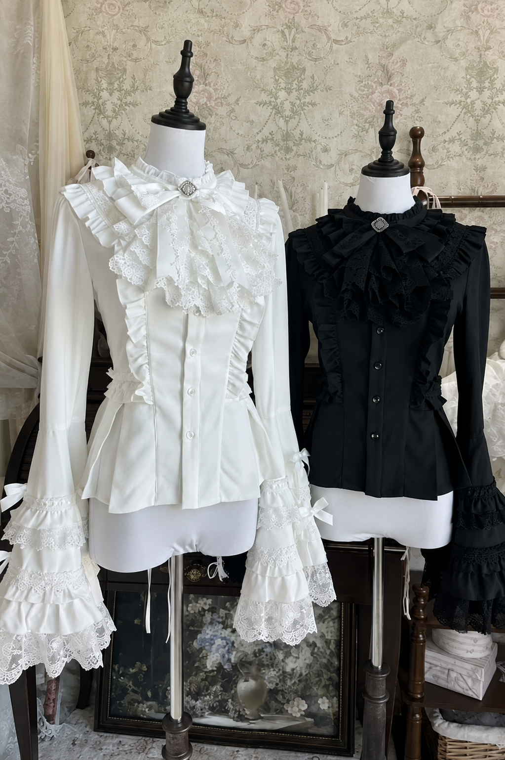 【9月28日予約締切】White/Black Gothic Lolita Lace Frill Bell Sleeve Shirt + Rose Lace Bow Jabot