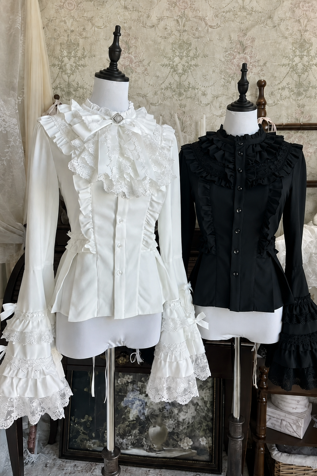【9月28日予約締切】White/Black Gothic Lolita Lace Frill Bell Sleeve Shirt + Rose Lace Bow Jabot