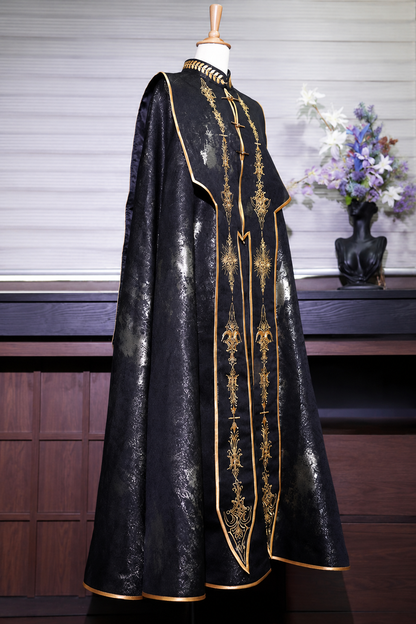 [Reservierungsschluss 13. September] Schwarz-goldener Gothic-Prinzen-Cape-Mantel mit königlicher Stickerei – 2 Stoffoptionen
