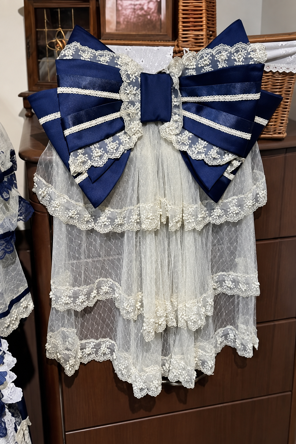 [Date limite de précommande : 9/28] Robe lolita princesse classique élégante royale blanc x bleu à nœud en dentelle et volants + ensemble complet (ras-de-cou/chapeau à voile/manches princesse [manches amovibles] /ceinture ruban/traîne à nœud au dos)
