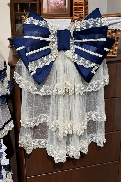 [Date limite de précommande : 9/28] Robe lolita princesse classique élégante royale blanc x bleu à nœud en dentelle et volants + ensemble complet (ras-de-cou/chapeau à voile/manches princesse [manches amovibles] /ceinture ruban/traîne à nœud au dos)