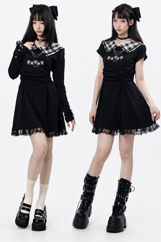 Langes schwarzes Plisseekleid mit kariertem Kragen