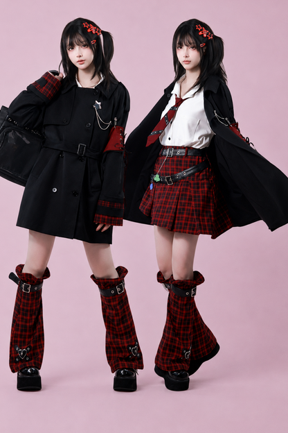 Langer schwarzer Trenchcoat mit rotem Karopanel