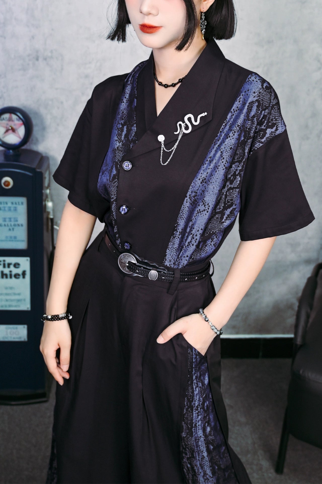 アシンメトリーカラーチャイナスネークプリントシャツ