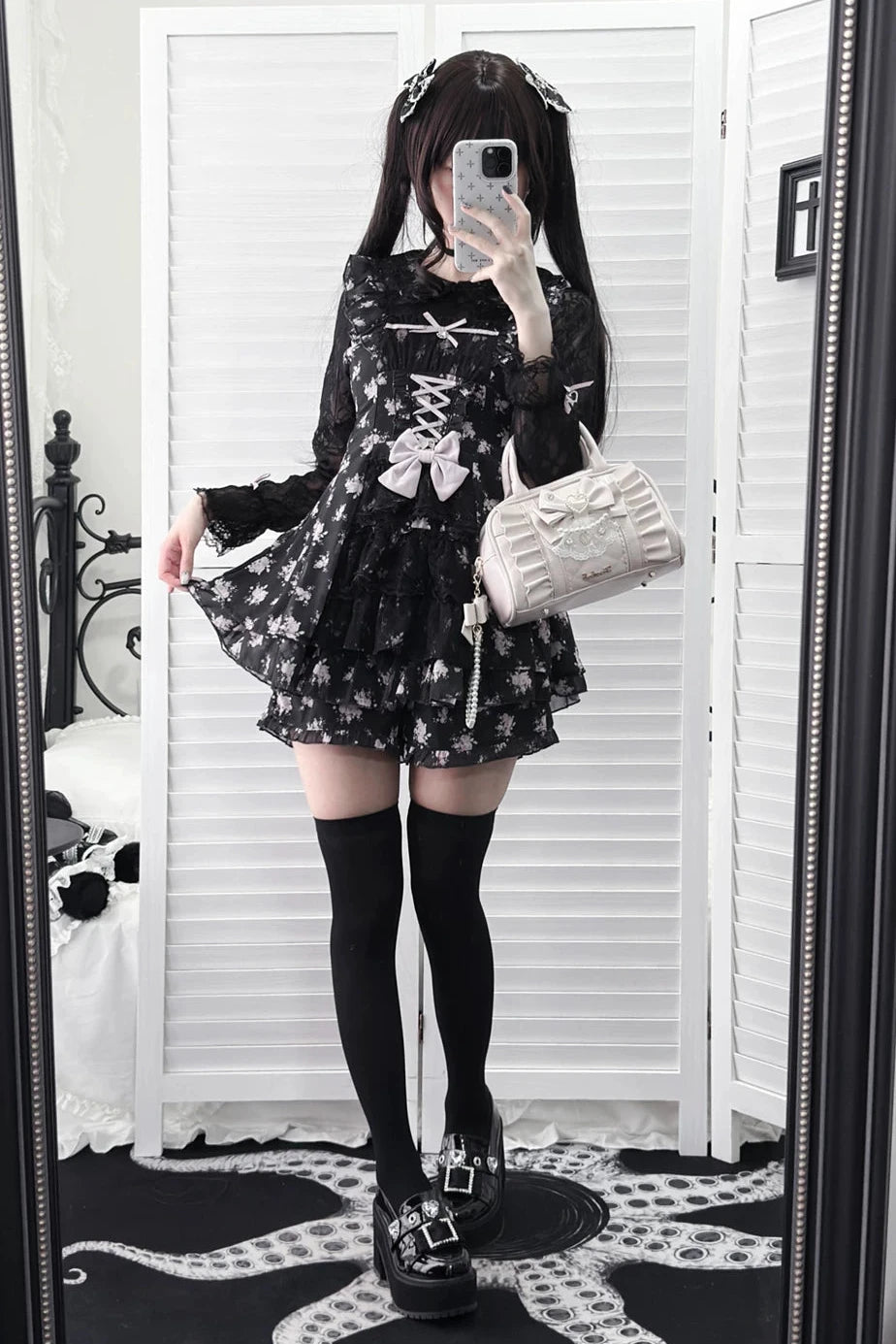 【10月28日予約締切】Pink/White/Black/White 4-Piece Set: Floral Tiered Lace Long-Sleeve Dress + Shorts + Pair of Ribbon Hair Clips + Bow Tie