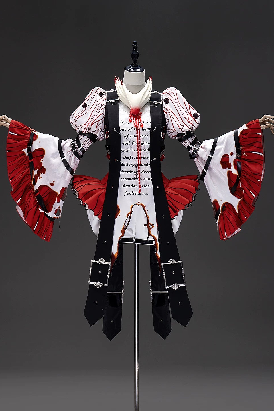 [Vorbestellschluss: 9.19.] Dekadentes dunkles Gothic-Blut-Glockenärmel-Top + schwarze Harness-Weste mit Augenstickerei und Schnallen-Set (Blutstropfen-Motiv-Anhänger + Kreuzmotiv-Anhänger) + weiße Puff-Prinzen-Shorts mit Schnalle