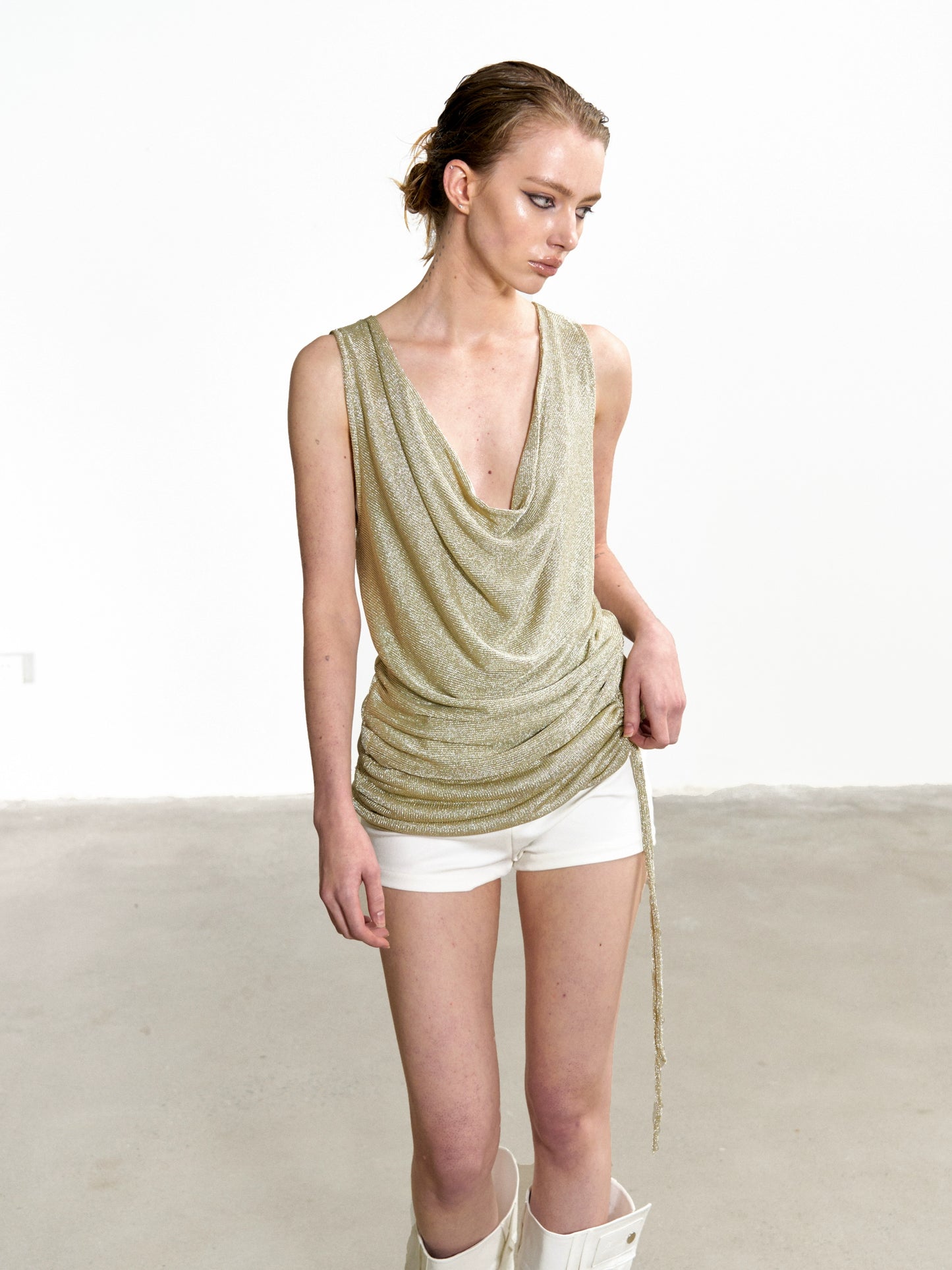 Razorr Vestido camisero plisado color oro champán