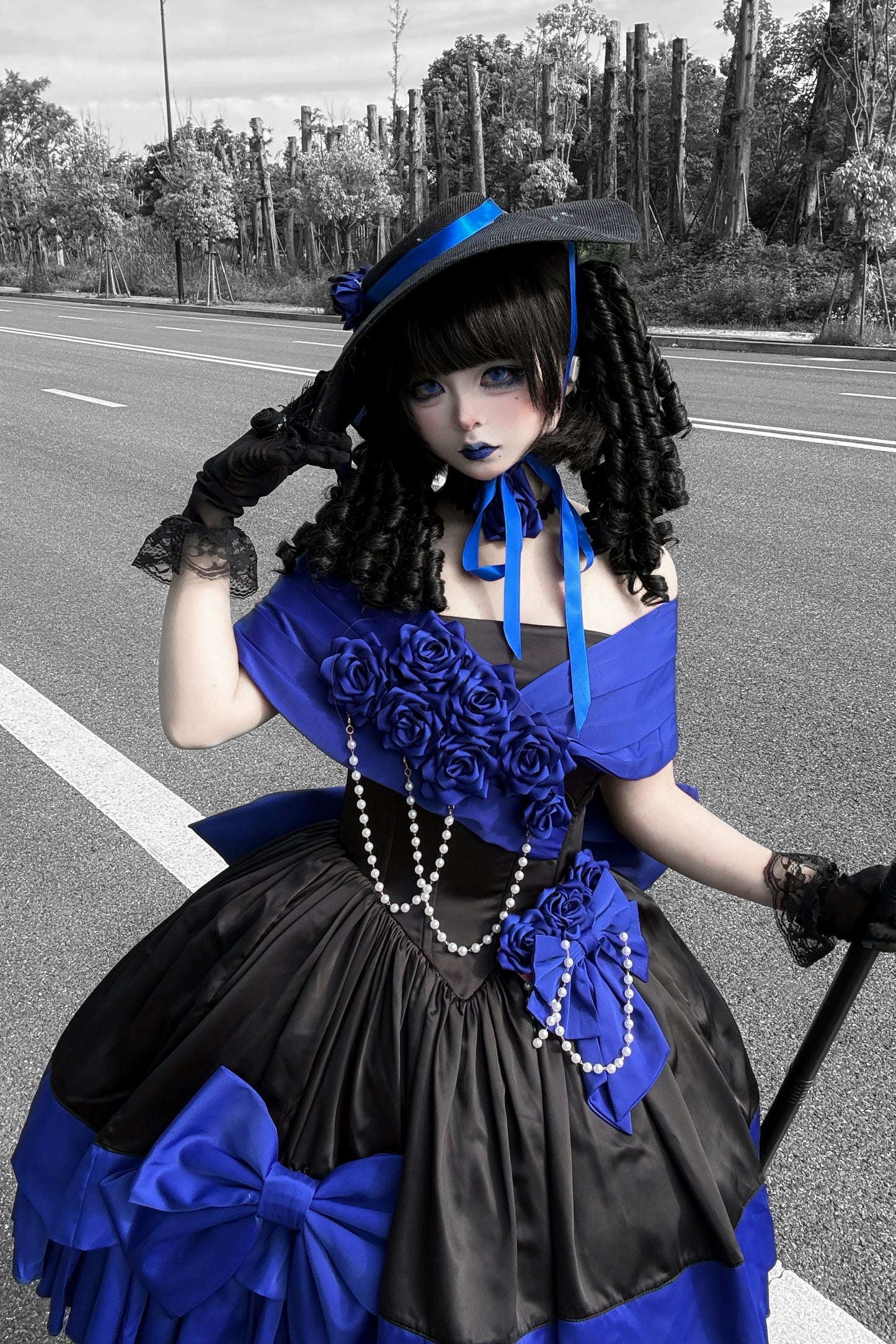 [Vorbestellfrist: 28. Juni] Blau-schwarzes Prinzessinnen-Lolita-Kleid mit Rosenband und freien Schultern + Komplettset + Accessoires (Hut Choker)