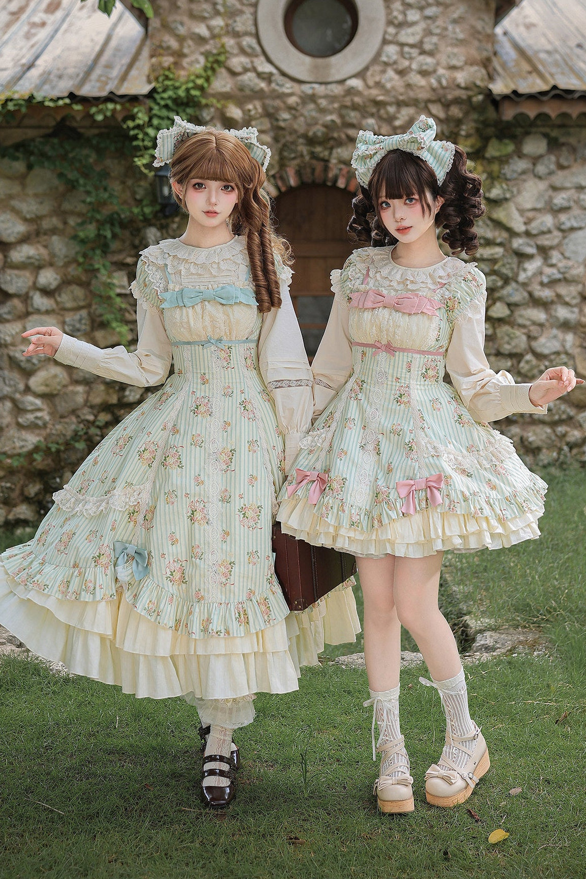 Conjunto coordinado de vestido con estampado de rosas y falda de doble volante