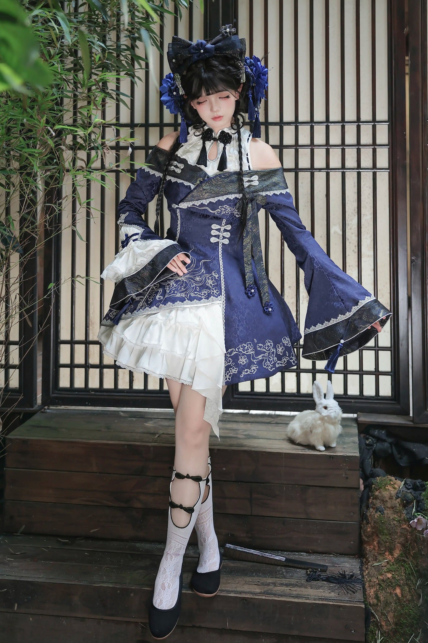 [Reservierungsschluss am 9. Oktober] Dunkelblau-weißes Gothic-Chinese-Lolita-Kleid mit Stickerei eines neunschwänzigen Fuchses + schulterfreie Jacke mit Glockenärmeln im Set