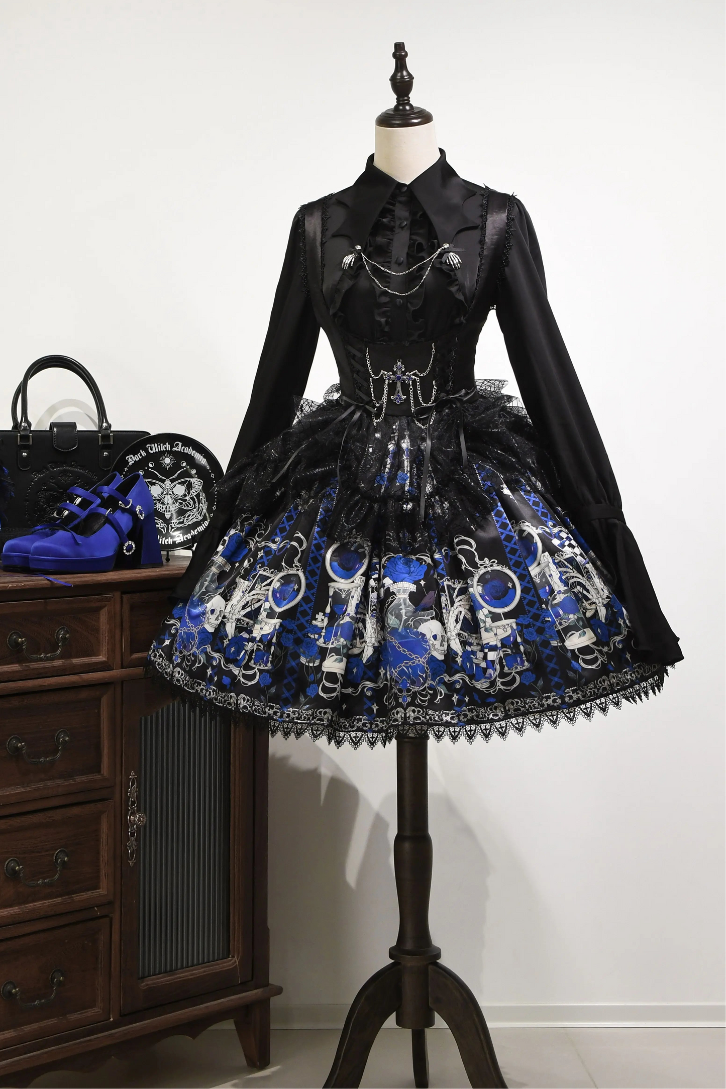 [Reservierungsschluss am 26. Juni] Blau/Schwarz/Grau/Grün/Lila/Weiß Gothic-Lolita-Hemd mit Fledermausflügel-Kragen und eleganten Rüschen-Flare-Ärmeln