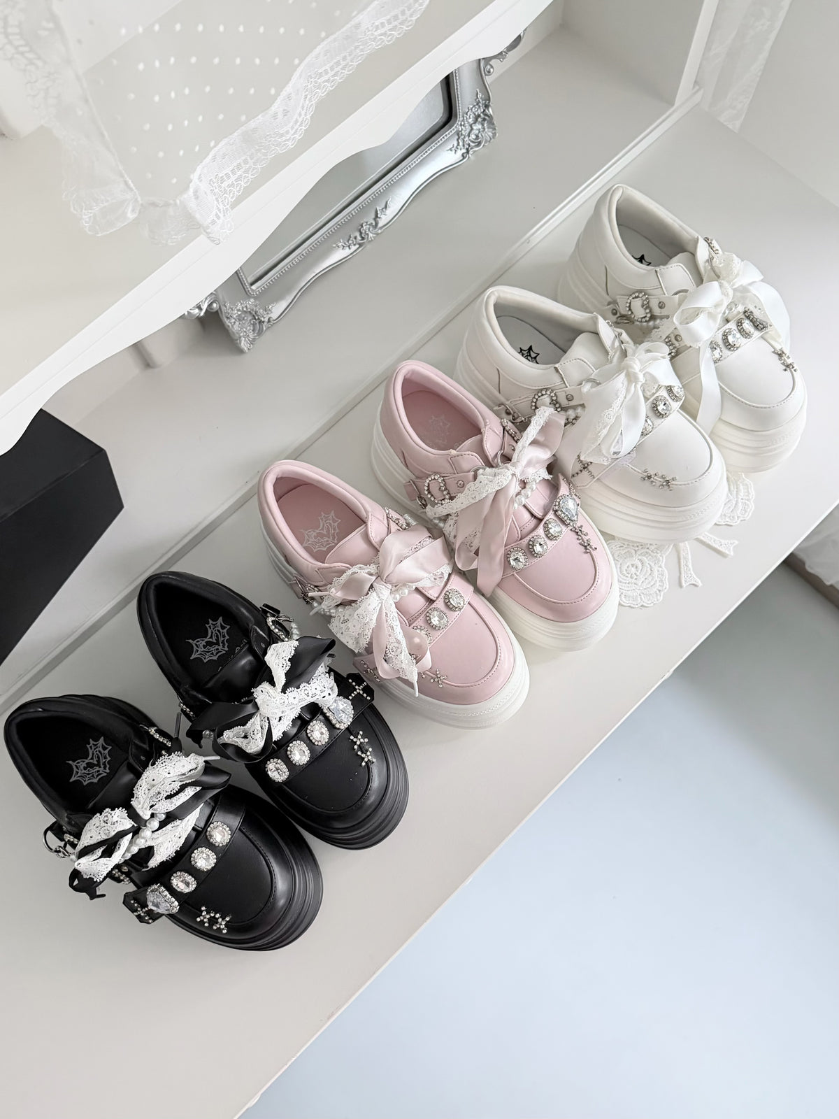 【10月6日予約締切】White/Pink/Black Rhinestone Buckle Lace Cross Charm Ribbon Chunky Sneakers