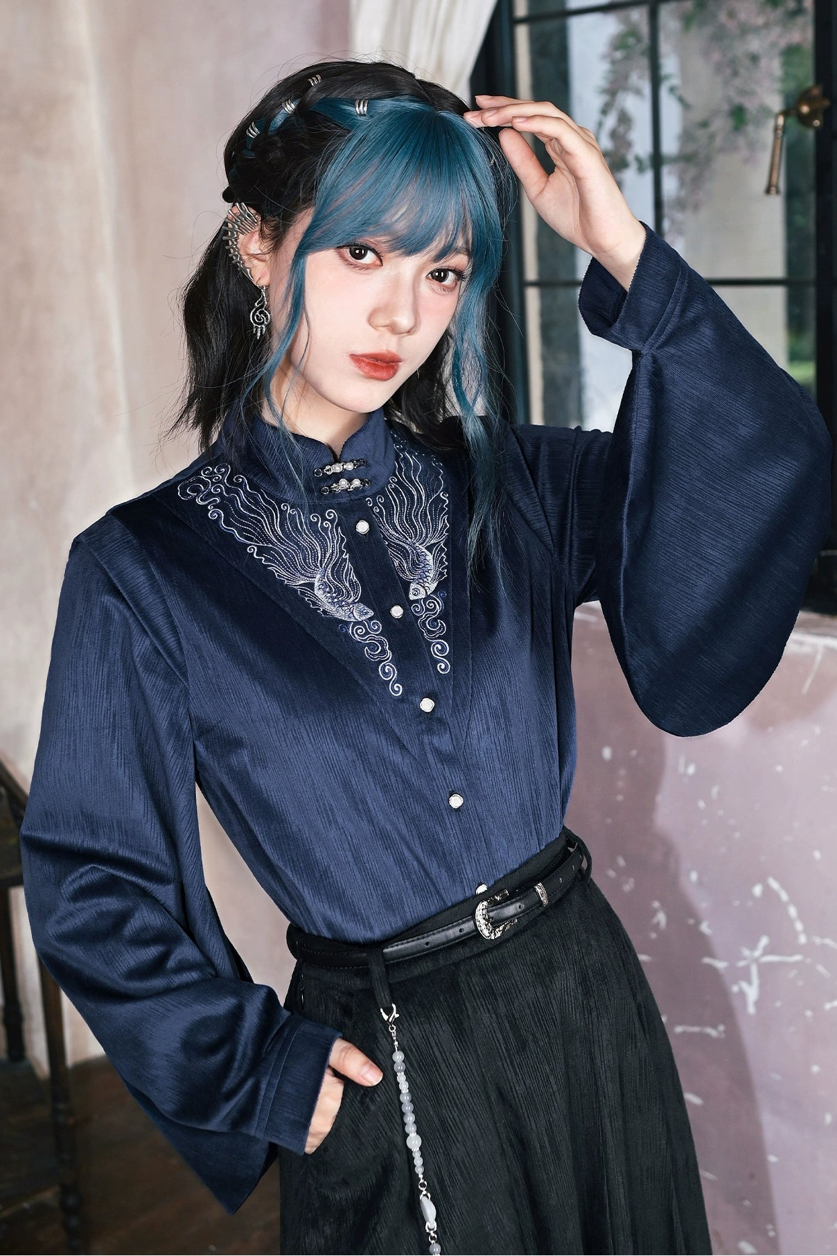 サテンチャイナブラウス