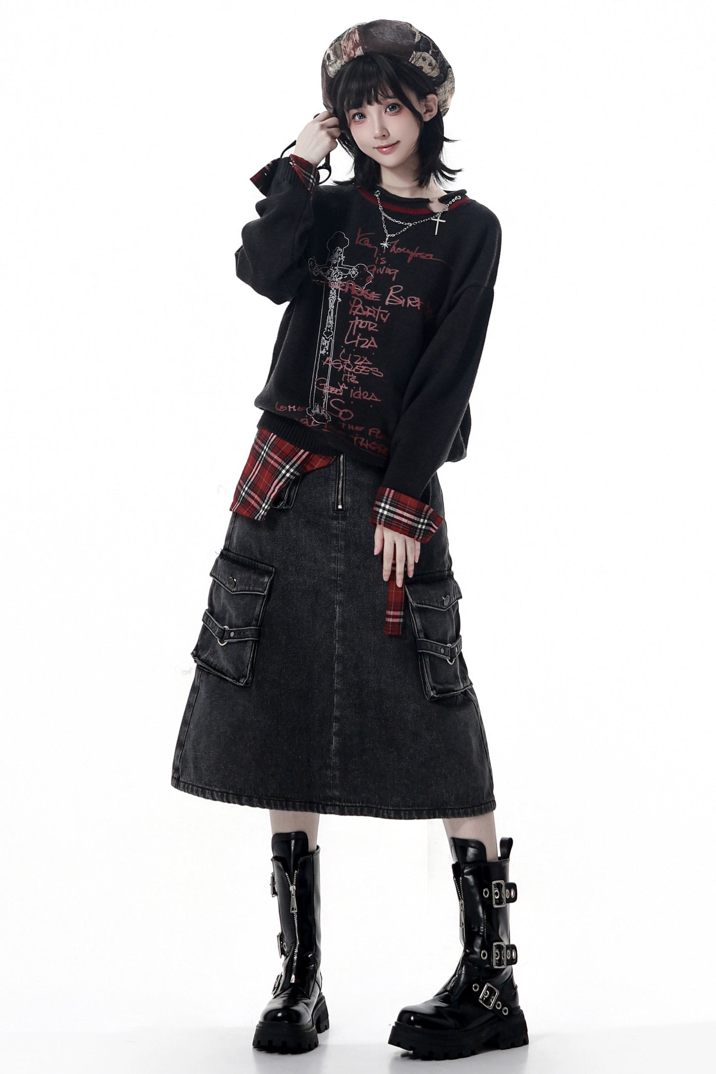 ダークトップス+デニムスカート+チェックウエストアクセサリー