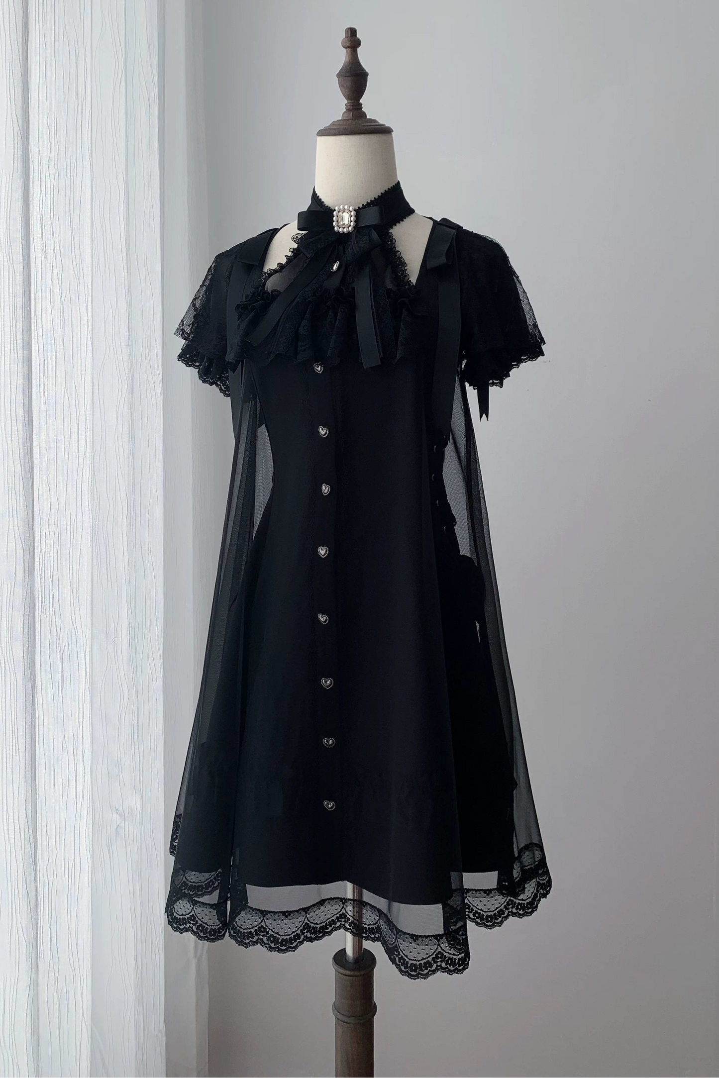 [Reservierungsschluss am 15. Juli] Schwarzes Gothic-Tüllkleid im Lagenlook mit Schmuckschleife + Rosenkreuz-Haarspange + Handgelenkmanschetten