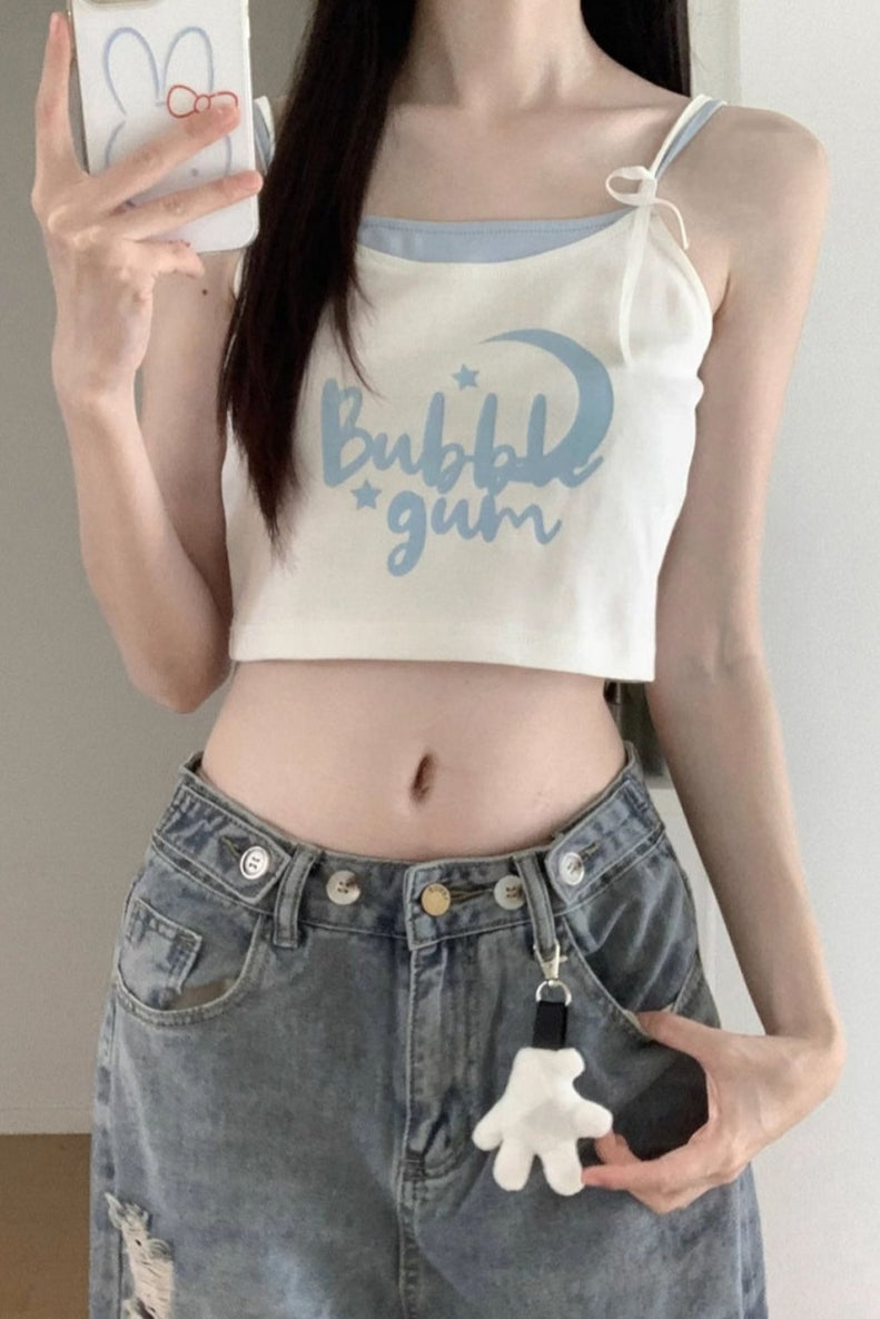 チェックシャツ＋キャミソール＋デニムパンツ