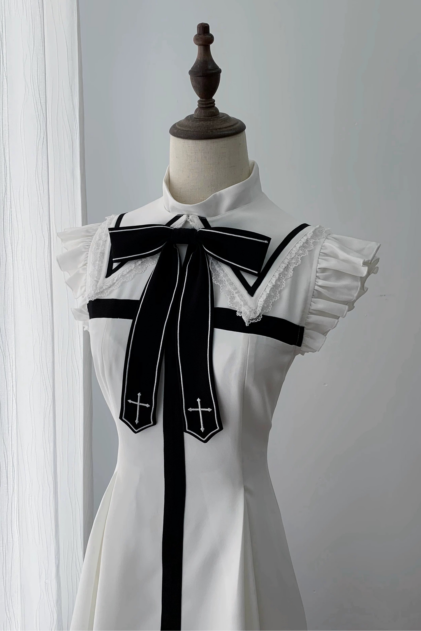 【9月15日予約締切】Black And White Cross Ribbon Frill Lace Academy Dress＋Gothic Chain Cropped Bolero Jacket