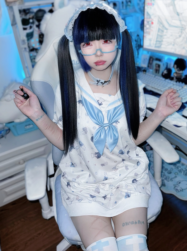 セラーアクアブルー ネクタイバッジプリントワンピース