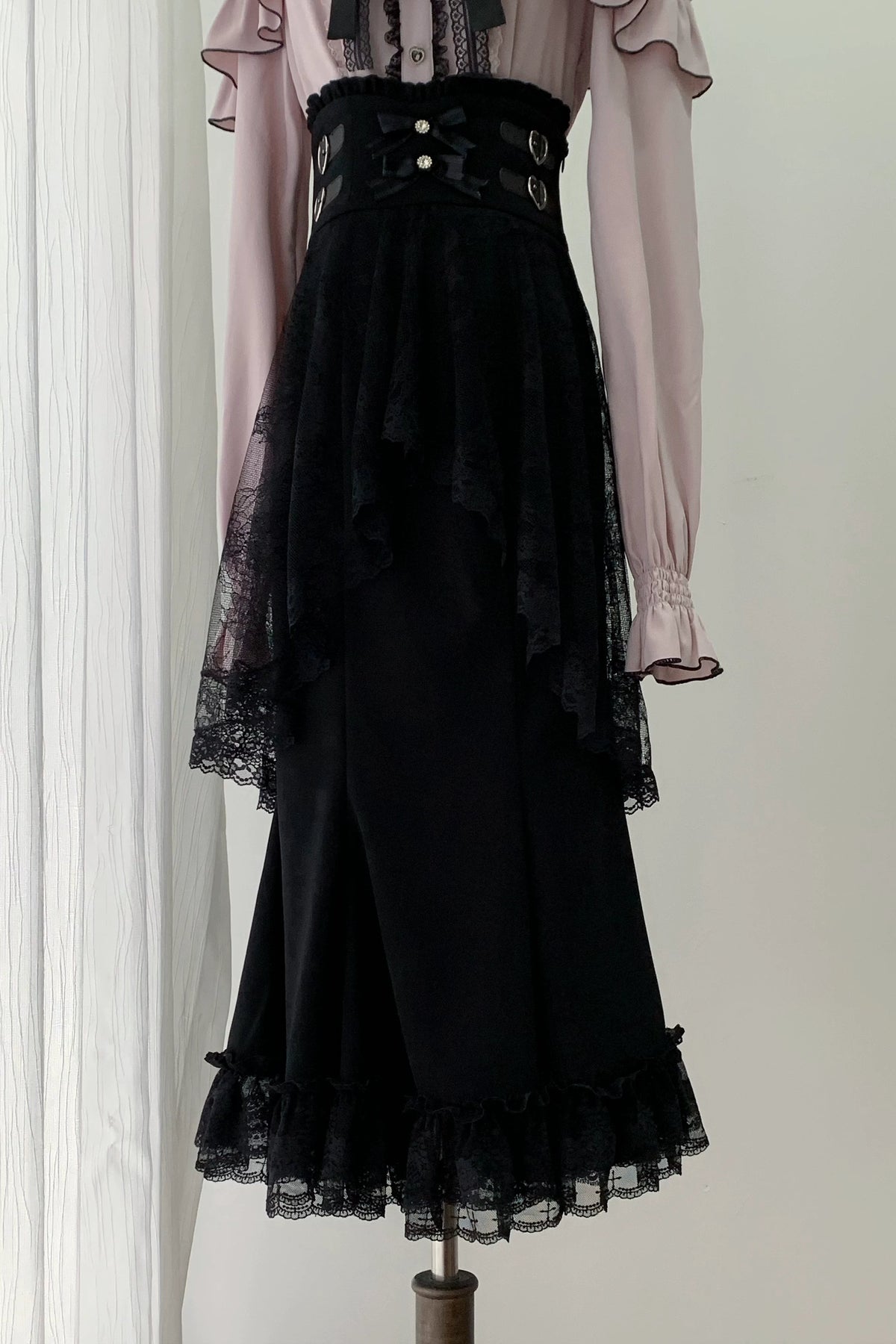 [Termine prenotazione 29 settembre] Blusa rosa in pizzo trasparente con volant e fiocco gioiello + gonna a sirena in tulle a strati + minigonna in pizzo con fiocco gioiello