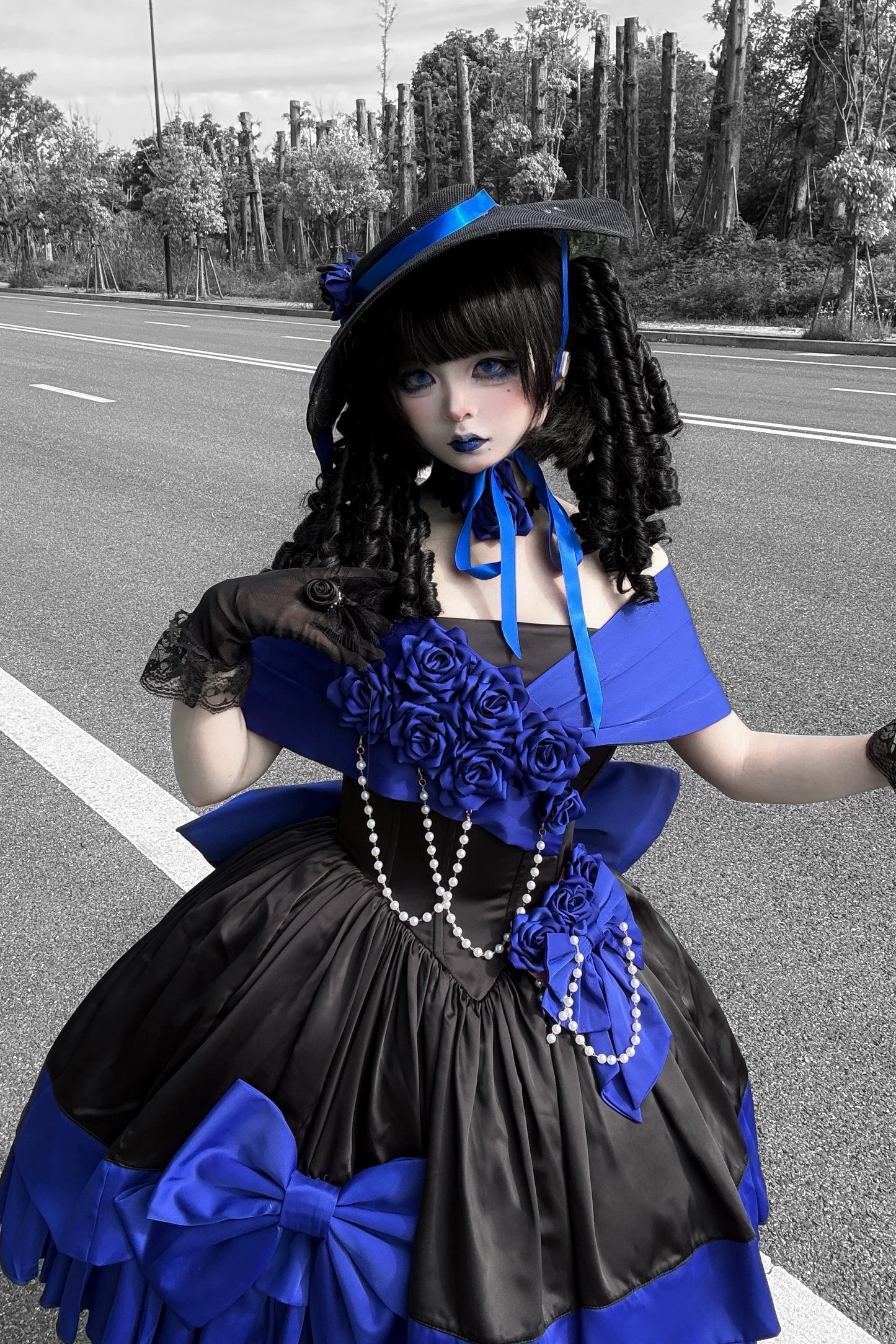 [Vorbestellfrist: 28. Juni] Blau-schwarzes Prinzessinnen-Lolita-Kleid mit Rosenband und freien Schultern + Komplettset + Accessoires (Hut Choker)