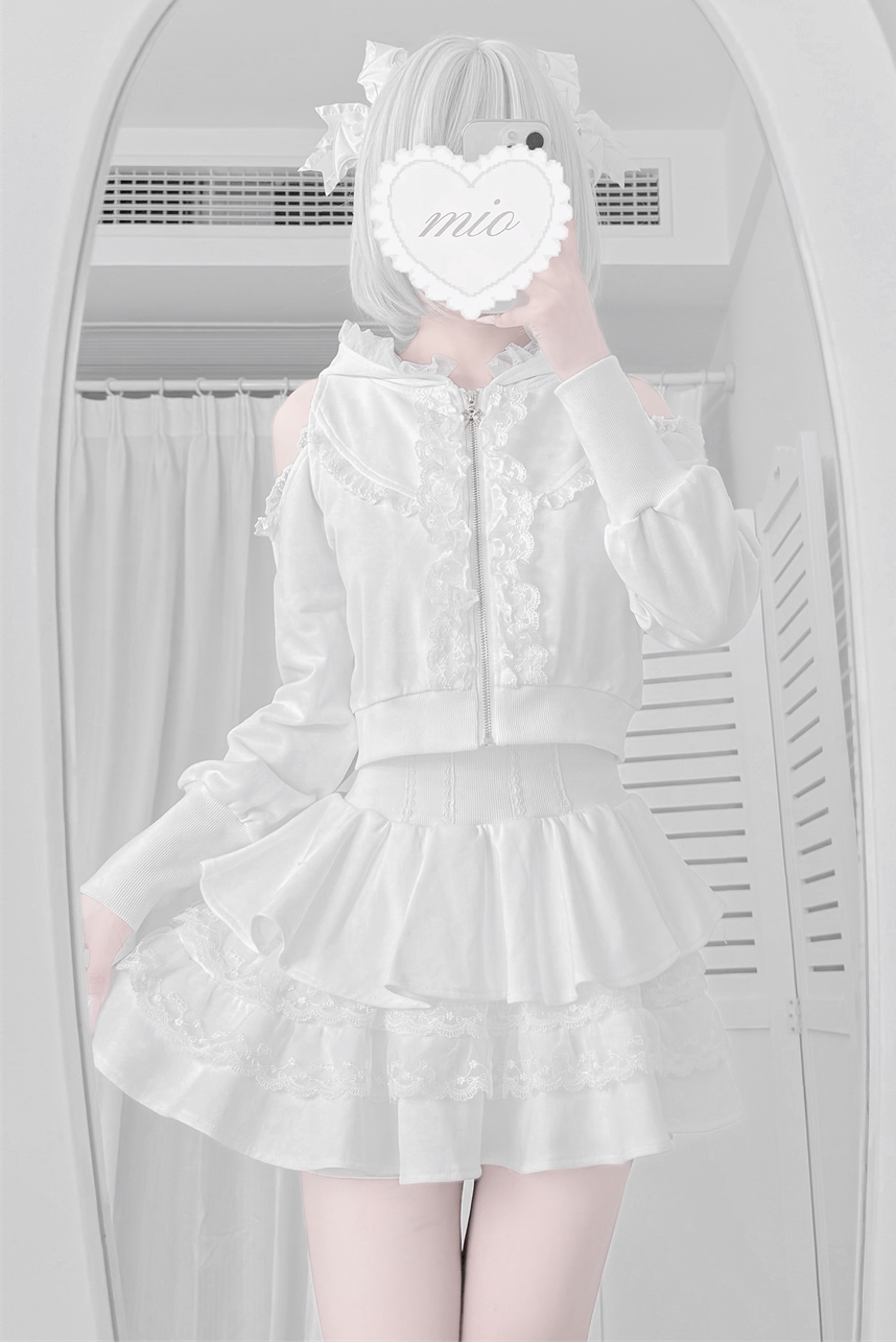 [Reservierungsschluss am 16. September] Set aus langärmligem Cold-Shoulder-Hoodie-Top mit Spitzenrüschen + Stufenrock mit Innenshorts