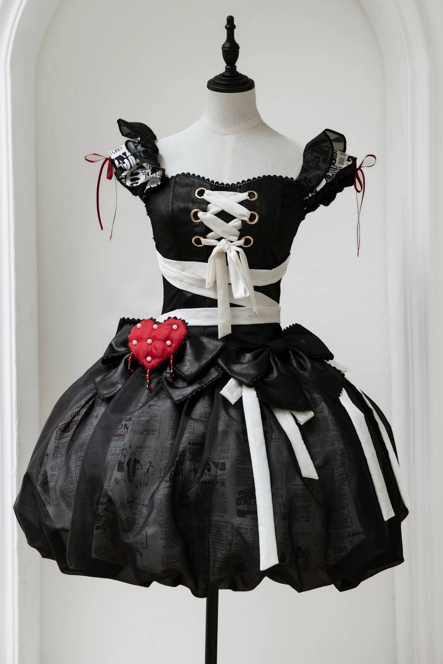 【9月3日予約締切】Gothic Fantasy Red Heart Black Balloon Corset Lolita Ribbon Dress + Ribbon Choker with Playing Card and Bead Motif