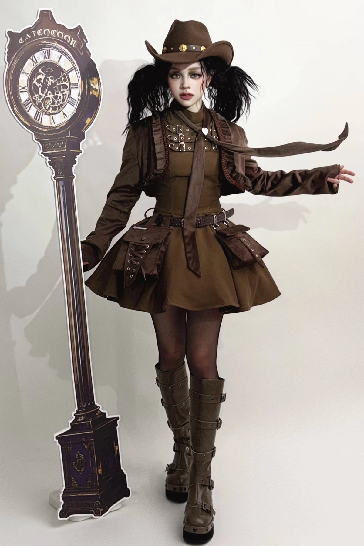 [Reservierungsschluss 6. November] Kurze Jacke im braunen Steampunk- und schwarzen Gothic-Mode-Stil aus Samt mit Rüschenbesatz, Herzmotiv und Manschettendekor