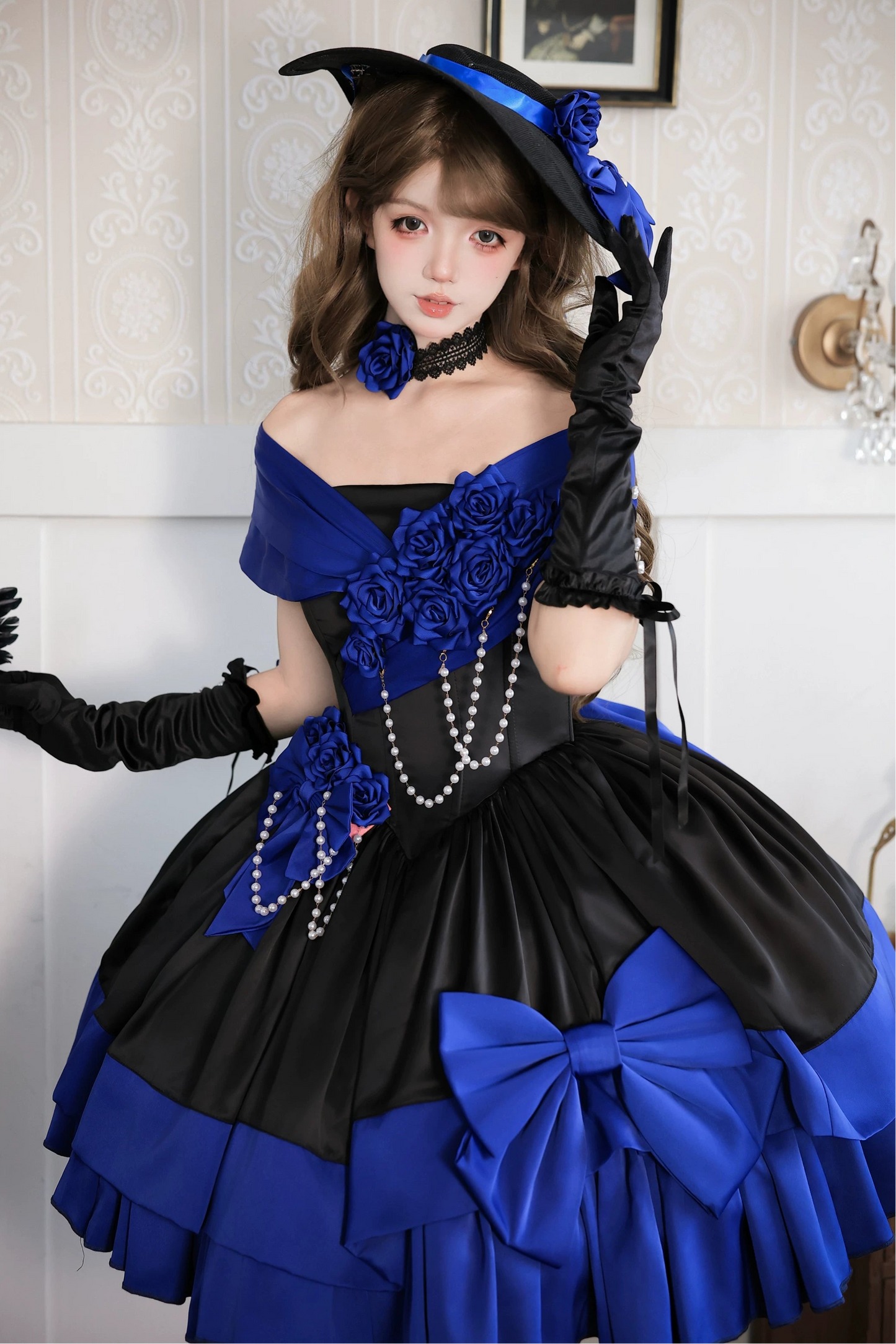 [Vorbestellfrist: 28. Juni] Blau-schwarzes Prinzessinnen-Lolita-Kleid mit Rosenband und freien Schultern + Komplettset + Accessoires (Hut Choker)