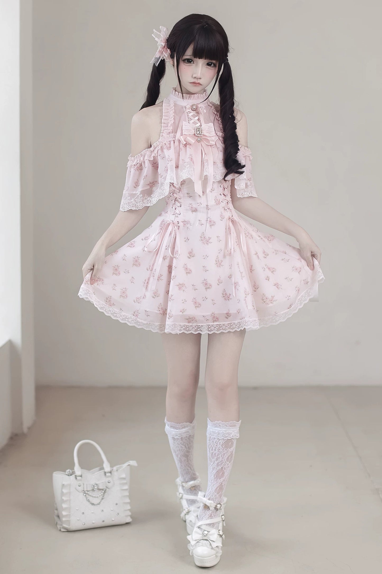 【Date limite de précommande : 30 mai】Robe épaules dénudées rose à motif floral en mousseline et dentelle avec nœud bijou