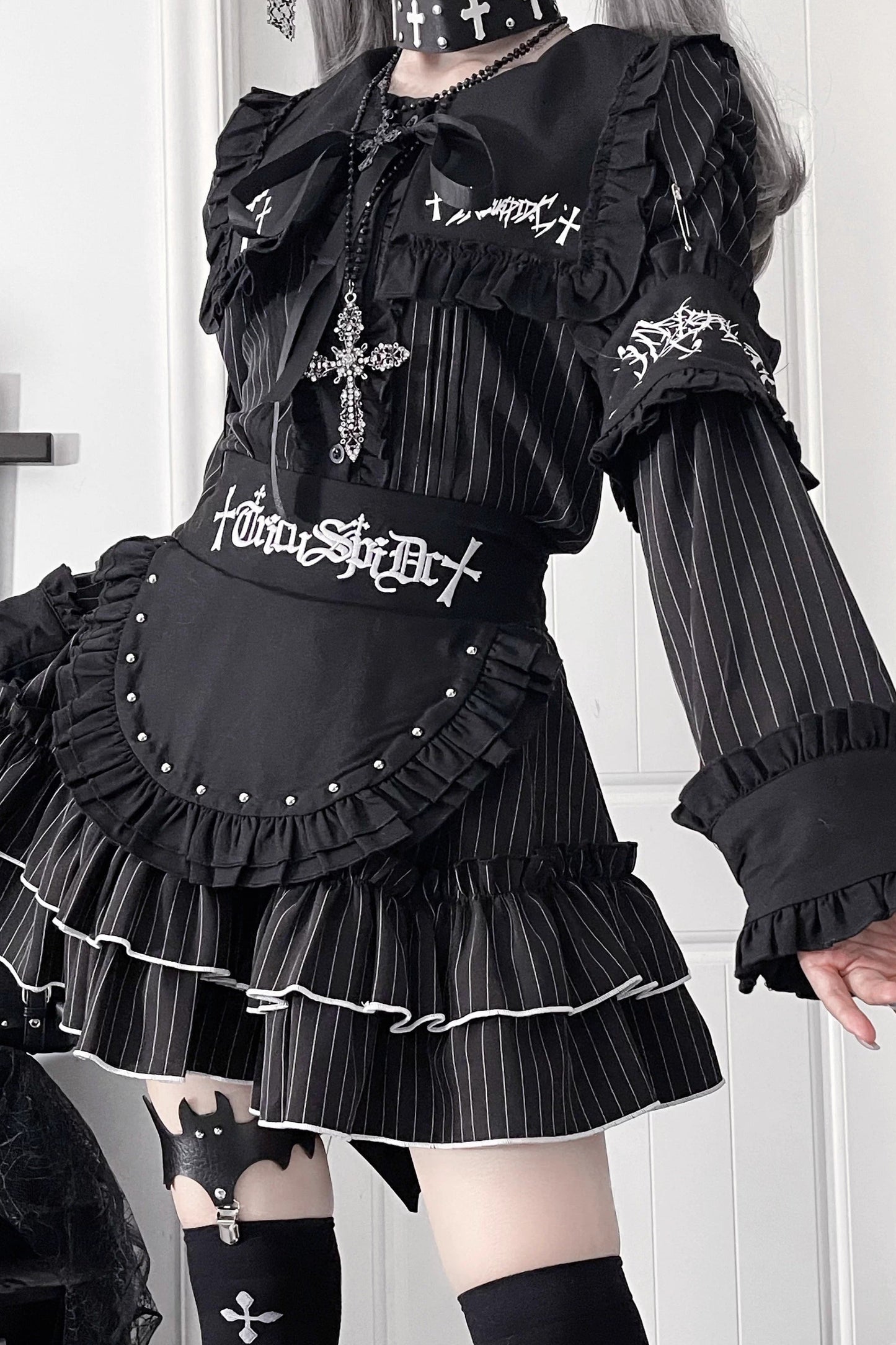 ライトアジアダークスリムロングスリーブトップス+フェイクエプロンショートスカート