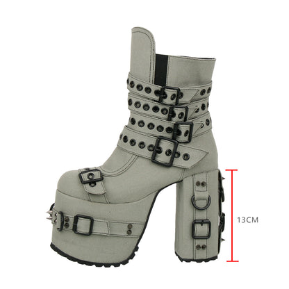 Plateau-Stiefel mit Nietenriemen