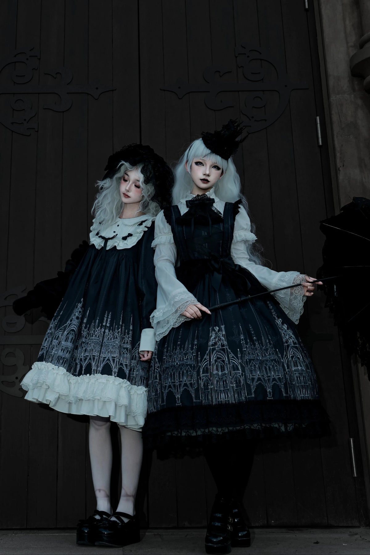 【10月13日予約締切】Gothic Lolita Black White Cathedral Print Lace Trim JSK Dress + Full Dress Set (Detachable Sleeved Shirt, Mini Hat, Apron, Brooch)
