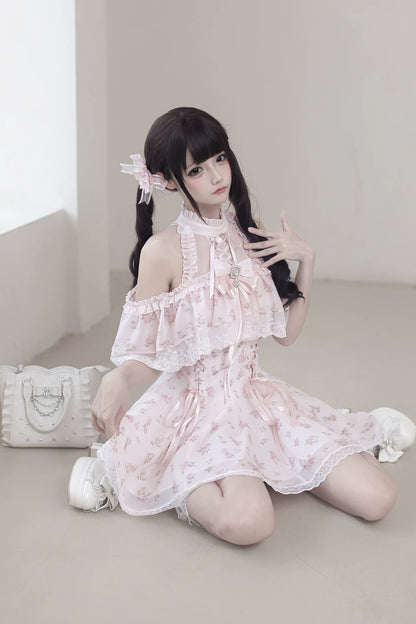 【Date limite de précommande : 30 mai】Robe épaules dénudées rose à motif floral en mousseline et dentelle avec nœud bijou