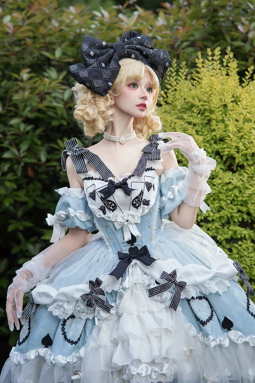 [Cierre de reservas: 24 de julio] Vestido lolita azul de Alicia en el País de las Maravillas con hombros descubiertos, lazo de cartas y superposición de tul (largo/corto)