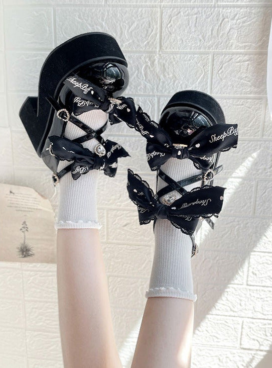 [Date limite de réservation : 20 mars] Chaussures à plateforme en ruban noir et rose orné de bijoux.