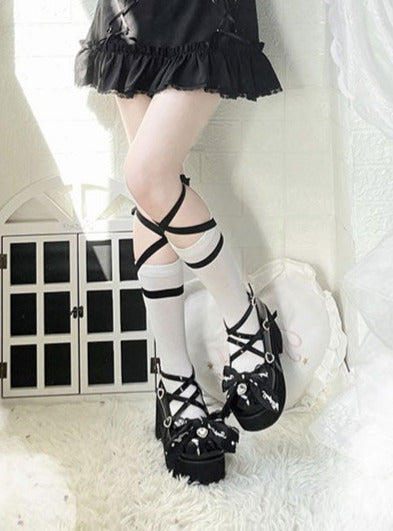 [Date limite de réservation : 20 mars] Chaussures à plateforme en ruban noir et rose orné de bijoux.