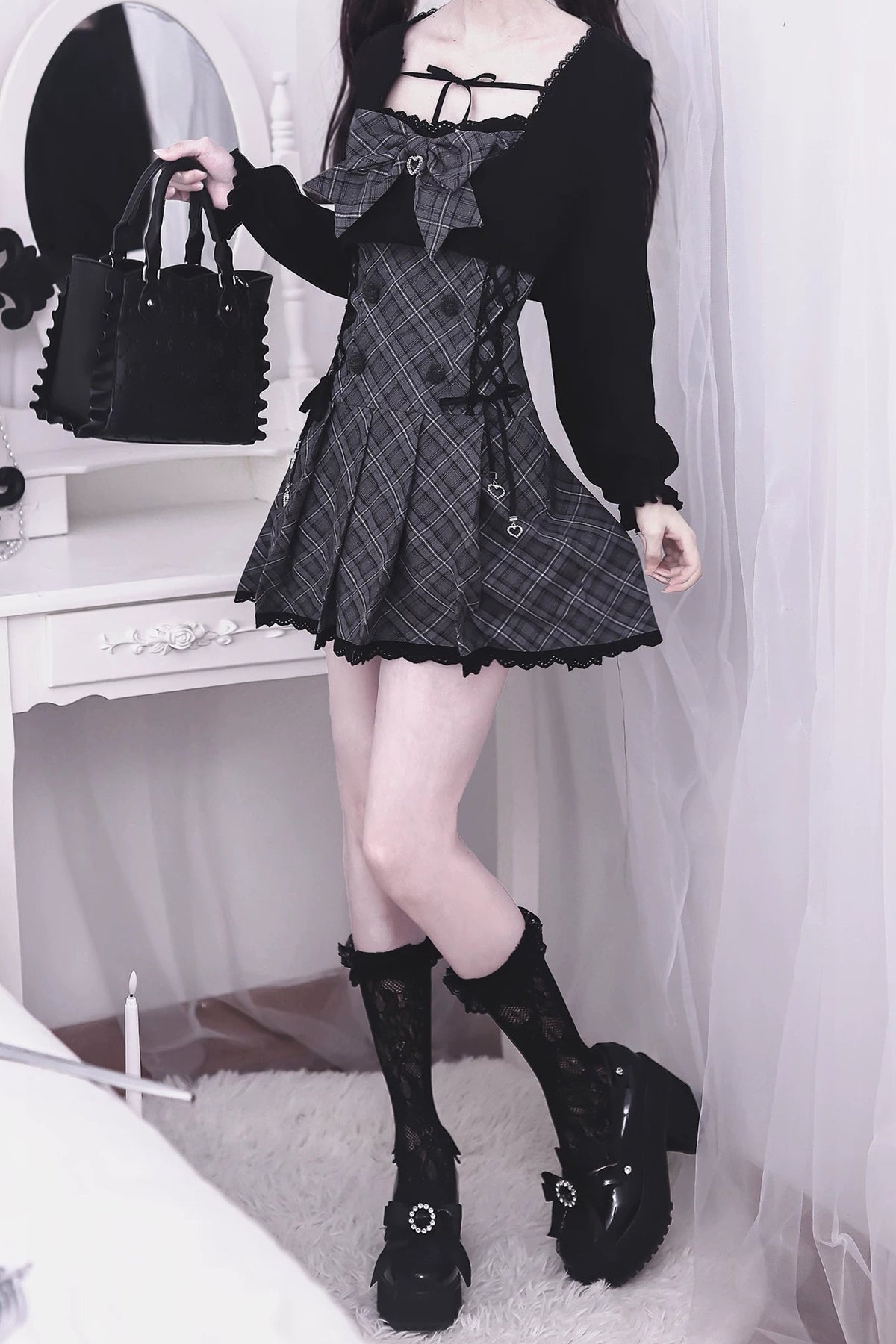 [Termine prenotazione 9/29] Set con abito plissettato a quadri nero e grigio con nastro e charm a cuore + cardigan bolero nero + papillon