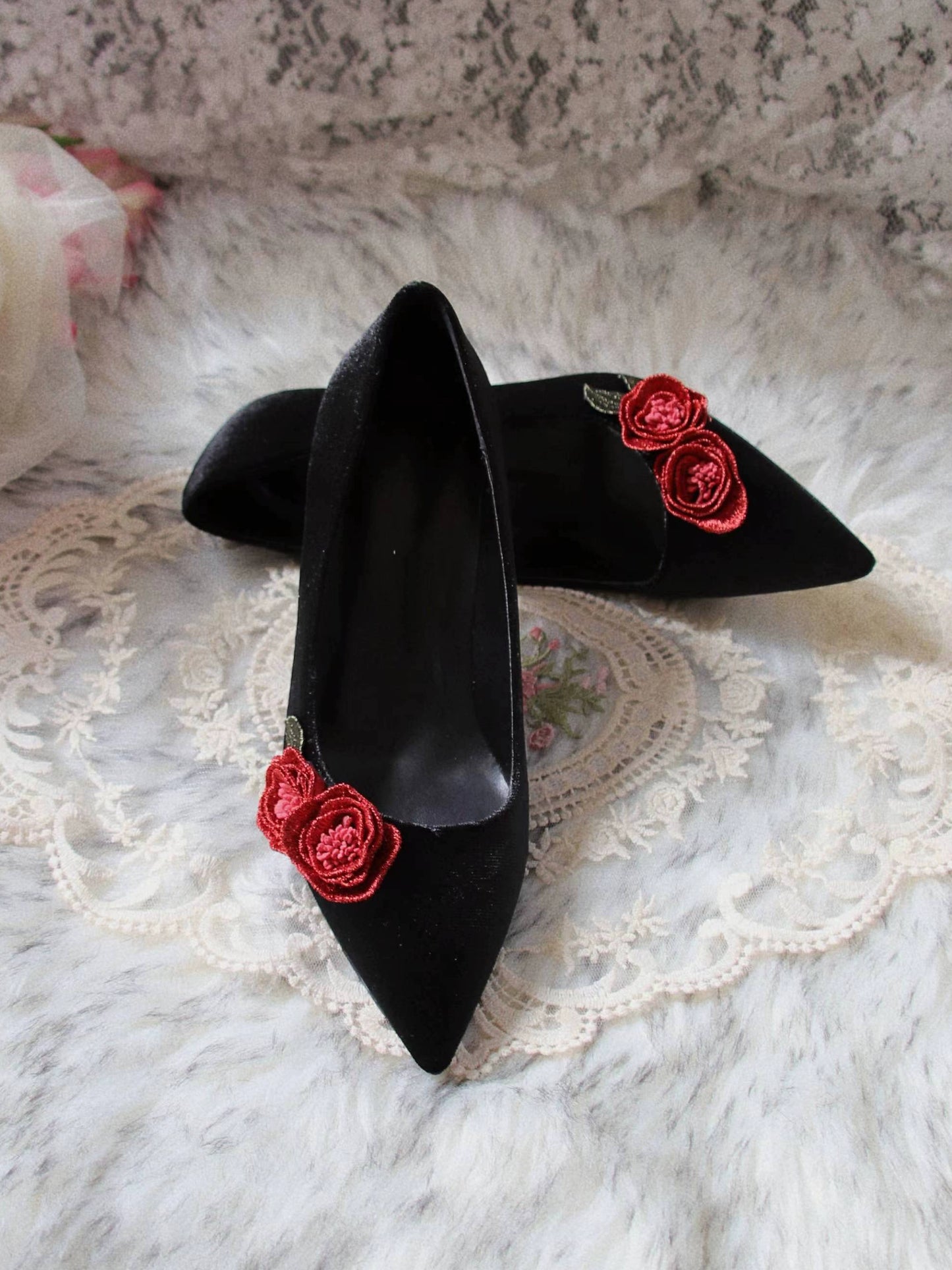 ローズストーリーレトロポインテッドトゥレザーベルベットヒール