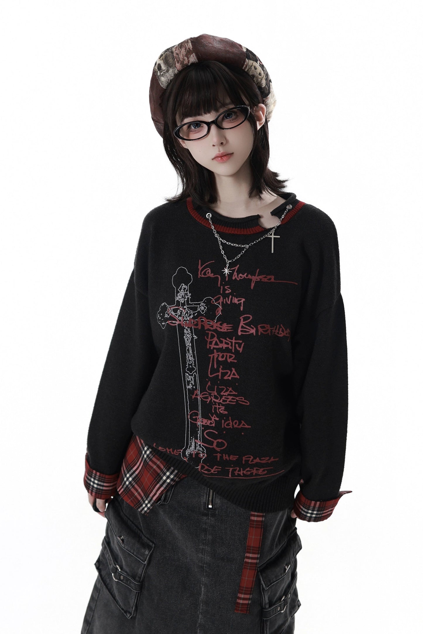 ダークトップス+デニムスカート+チェックウエストアクセサリー