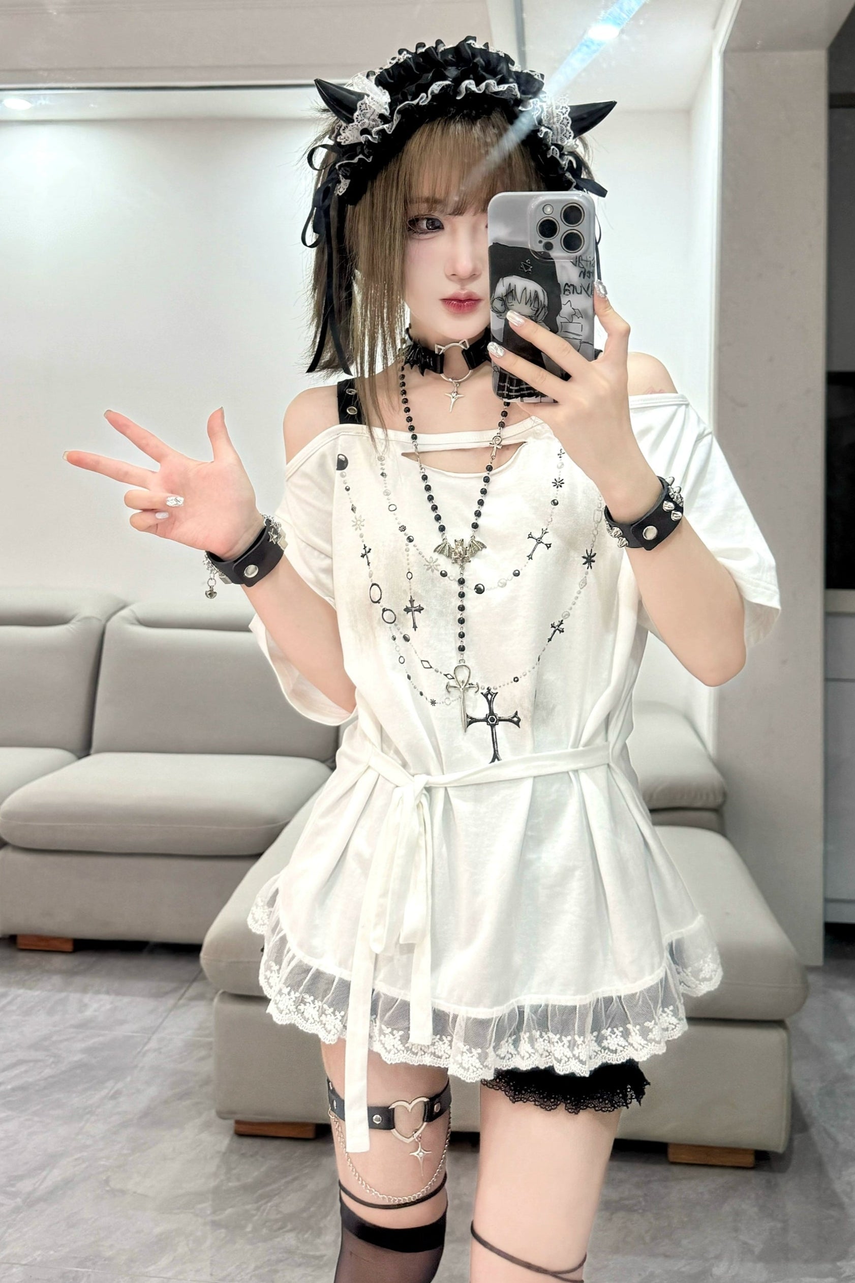 The Bunny Assassin's original innovative White Nights Cross subculture lace panelled off-the-shoulder ripped short-sleeved T-shirt