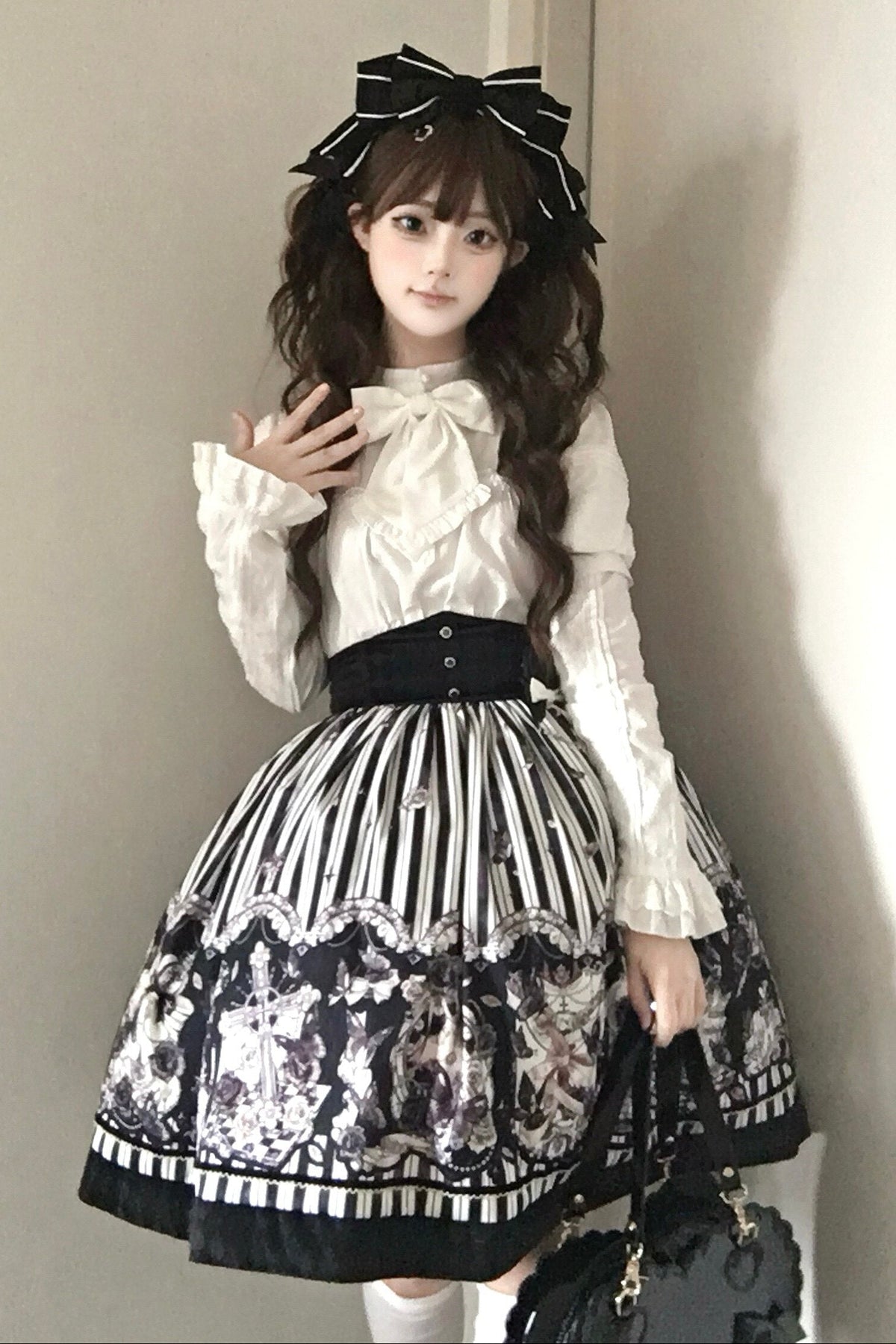 【10月3日予約締切】Black/White Elegant Gothic Lace Puff Sleeve Shirt with Detachable Sleeves and Bow Tie