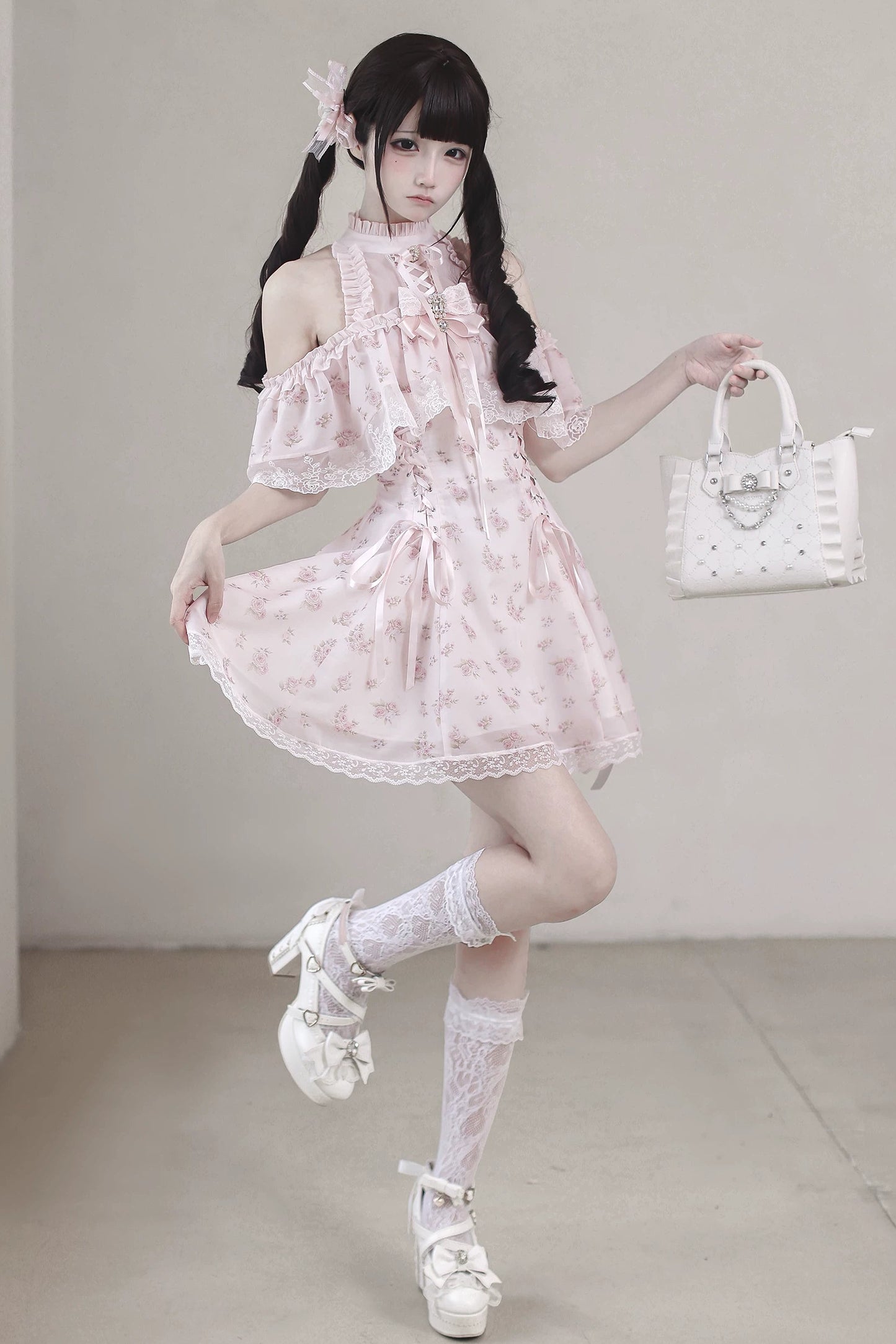 【Date limite de précommande : 30 mai】Robe épaules dénudées rose à motif floral en mousseline et dentelle avec nœud bijou