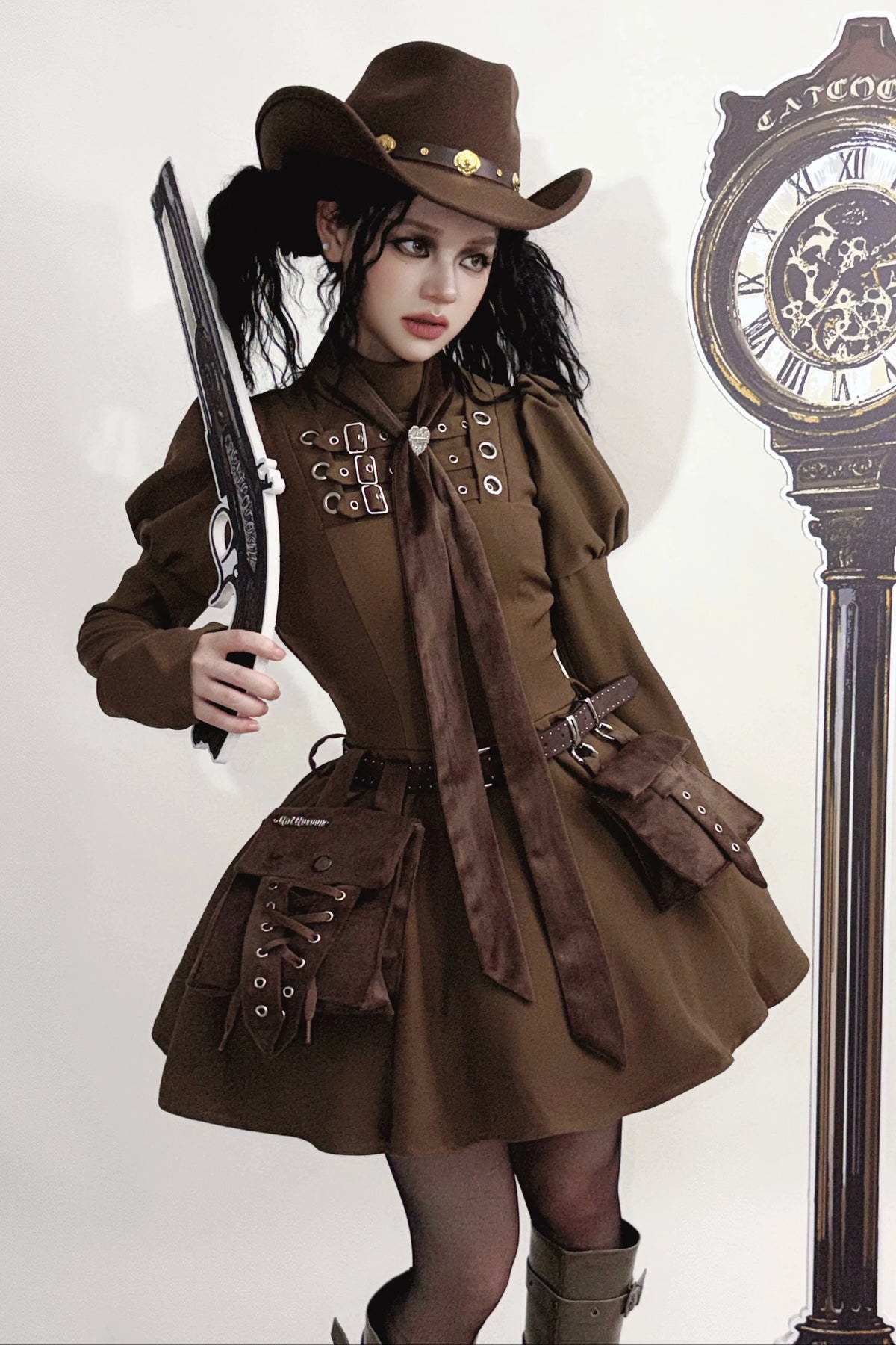 [Scadenza prenotazioni 6 novembre] Abito da bambola steampunk marrone x gothic mode nero con fibbia, collo alto e maniche lunghe a sbuffo